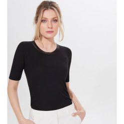 Koszulka z satynową lamówką - Czarny. Czarne koszulki damskie Mohito, s, bez wzorów, z satyny, bez kołnierzyka, bez rękawów. Za 39,99 zł.