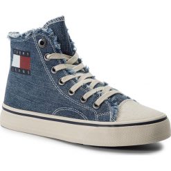 Sneakersy TOMMY JEANS - Hightop Tommy Jeans Sneaker EN0EN00589 Denim 404. Niebieskie półbuty damskie Tommy Jeans, z jeansu. Za 359,00 zł.