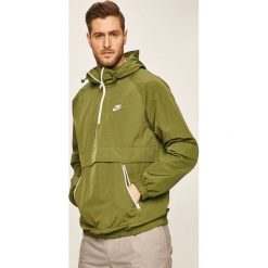 Nike Sportswear - Kurtka. Pomarańczowe płaszcze męskie Nike Sportswear, m, bez wzorów, z poliesteru, krótkie, z kapturem. W wyprzedaży za 239,90 zł.
