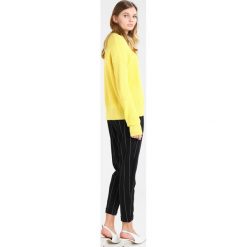 Swetry klasyczne damskie: Envii ENCOURSE Sweter yellow cream