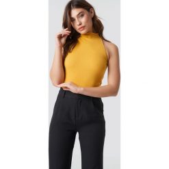 NA-KD Sleeveless Babylock Top - Yellow. Żółte topy damskie NA-KD, bez wzorów, bez kołnierzyka. Za 72,95 zł.
