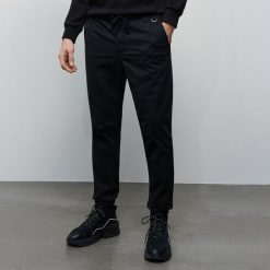 Bawełniane spodnie jogger - Czarny. Czarne spodnie męskie Reserved, m, bez wzorów, z bawełny. Za 129,99 zł.
