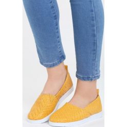 Żółte Slip On Show Love. Żółte trampki damskie slip on marki Born2be. Za 49,99 zł.