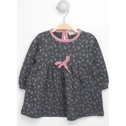 Sukienka w kolorze szarym. Szare sukienki niemowlęce Daisy, z bawełny, mini. W wyprzedaży za 59,95 zł.