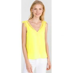 French Connection Chioma Top Żółty. Żółte podkoszulki damskie French Connection, m, bez wzorów, z poliesteru, bez kołnierzyka, bez rękawów. Za 262,95 zł.
