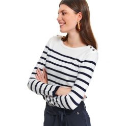 Sweter w paski. Białe swetry damskie Top Secret, na lato, w paski, z dzianiny, wakacyjne, bez rękawów, bez kaptura. W wyprzedaży za 49,99 zł.