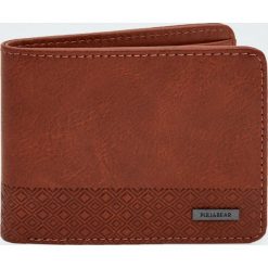 Brązowy portfel z panelem w wypukłą kratkę. Pomarańczowe portfele męskie marki Pull&Bear, w kratkę. Za 24,90 zł.