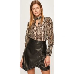 Marciano Guess - Bluzka. Bluzki damskie MARCIANO GUESS, z aplikacjami, z jedwabiu, eleganckie, bez kołnierzyka, z długim rękawem. W wyprzedaży za 399,90 zł.