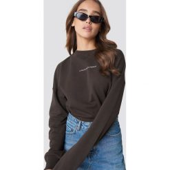 NA-KD Trend Bluza Passionate - Brown. Brązowe bluzy z nadrukiem damskie NA-KD Trend, z dzianiny, z długim rękawem, długie. Za 161,95 zł.