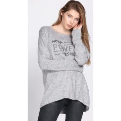 Jasnoszara Bluzka Thoughtful. Szare bluzki damskie Born2be, s, z nadrukiem, z okrągłym kołnierzem, z długim rękawem. Za 79,99 zł.