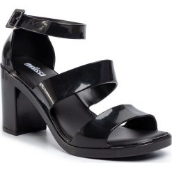 Sandały MELISSA - Model Ad 32691 Black 01003. Czarne klapki damskie Melissa, bez wzorów, z tworzywa sztucznego, bez obcasa, na obcasie. Za 469,00 zł.