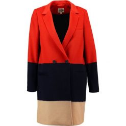 Twist & Tango FRIDA Krótki płaszcz block color. Czerwone płaszcze damskie pastelowe Twist & Tango, z materiału. W wyprzedaży za 758,45 zł.