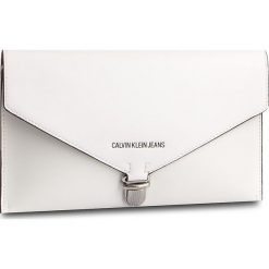 Torebka CALVIN KLEIN JEANS - Sculpted Ew Clutch (V Flap) K60K605237 102. Białe torebki klasyczne damskie marki Calvin Klein Jeans, bez wzorów, z jeansu, eleganckie, bez dodatków. Za 359,00 zł.