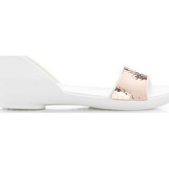 Crocs - Baleriny. Białe baleriny damskie marki Crocs, z materiału. W wyprzedaży za 159,90 zł.