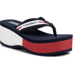 Japonki TOMMY JEANS - Chunky Tape Beach Sandal EN0EN00855 Twilight Navy C87. Niebieskie klapki damskie Tommy Jeans, bez wzorów, z jeansu, bez obcasa, na obcasie. W wyprzedaży za 159,00 zł.