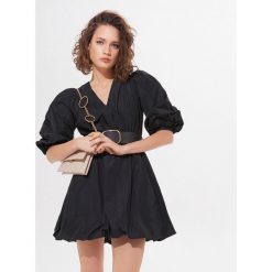 Mini sukienka z paskiem - Czarny. Czarne sukienki damskie Mohito, bez wzorów, bez kołnierzyka, bez rękawów, mini. Za 179,99 zł.