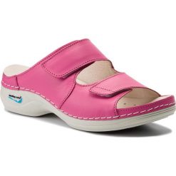Klapki NURSING CARE - Viena WG809 Fucsia. Różowe klapki damskie marki Nursing Care, ze skóry, na obcasie. W wyprzedaży za 229,00 zł.
