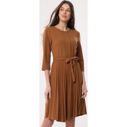 Brązowa Sukienka Pleated Belted. Pomarańczowe sukienki damskie Born2be, s, w paski, z okrągłym kołnierzem, bez rękawów, mini, plisowane. Za 89,99 zł.