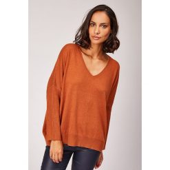 Sweter w kolorze jasnobrązowym. Pomarańczowe swetry damskie L'étoile du cachemire, bez wzorów, z kaszmiru, klasyczne, bez rękawów, bez kaptura. W wyprzedaży za 129,95 zł.