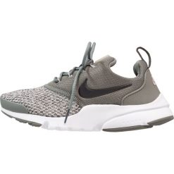 Nike Sportswear PRESTO FLY SE (GS) Tenisówki i Trampki river rock/black/cobblestone/light bone. Szare trampki dziewczęce Nike Sportswear, z tworzywa sztucznego. W wyprzedaży za 271,20 zł.