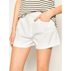 Szorty jeansowe Tommy Jeans DW0DW08281. Białe szorty damskie Tommy Jeans, bez wzorów, z elastanu. W wyprzedaży za 189,00 zł.