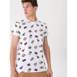 T-shirt z nadrukiem all over - Wielobarwny. T-shirty męskie House, s, z nadrukiem, bez kołnierzyka. Za 49,99 zł.