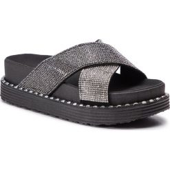 Klapki XTI - 49072 Grey. Szare klapki damskie Xti, z aplikacjami, ze skóry ekologicznej, bez obcasa. W wyprzedaży za 129,00 zł.