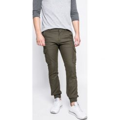 Produkt by Jack & Jones - Spodnie. Zielone spodnie męskie PRODUKT by Jack & Jones, bez wzorów, z bawełny. W wyprzedaży za 69,90 zł.