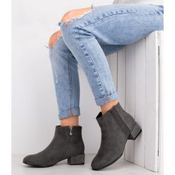 Botki damskie Sixth Sens JW20 Szare. Szare botki damskie Sixth Sens, z tworzywa sztucznego, klasyczne, na niskim obcasie, na obcasie, bez zapięcia. Za 109,00 zł.