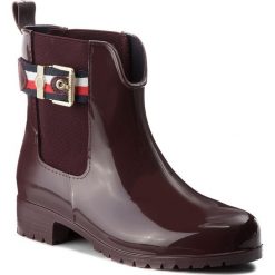 Kalosze TOMMY HILFIGER - Corporate Belt Rain FW0FW03329 Decadent Chocolate 296. Czerwone kalosze damskie TOMMY HILFIGER, z aplikacjami, ze skóry. W wyprzedaży za 259,00 zł.