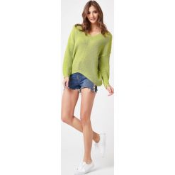Sweter ażurowy w serek limonkowy. Swetry damskie e-margeritka.pl, na wiosnę, bez wzorów, z długim rękawem, długie, bez kaptura. Za 138,99 zł.