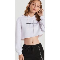 Krótka bluza z kapturem - Beżowy. Brązowe bluzy damskie Cropp, m, bez wzorów, z krótkim rękawem, krótkie, z kapturem. W wyprzedaży za 41,99 zł.
