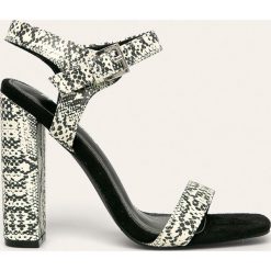 Public Desire - Sandały. Szare sandały damskie Public Desire, bez wzorów, z materiału, bez obcasa, na obcasie, na klamry. W wyprzedaży za 89,90 zł.