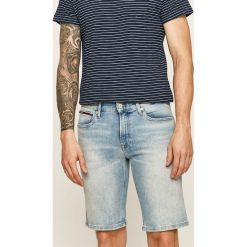 Tommy Jeans - Szorty jeansowe. Niebieskie spodenki i szorty męskie Tommy Jeans, bez wzorów, z elastanu, casualowe. W wyprzedaży za 219,90 zł.