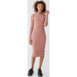 Sukienka z półgolfem i guzikami. Różowe sukienki damskie marki Pull&Bear, bez wzorów, bez kołnierzyka, bez rękawów. Za 69,90 zł.