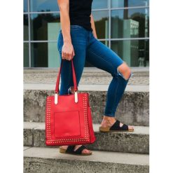 Torba shopper Felice Stella FB36 czerwona. Czerwone torby damskie na zakupy Tagless, z aplikacjami, ze skóry ekologicznej, na ramię, zdobione, bez dodatków. Za 112,14 zł.