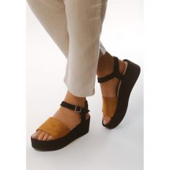Camelowe Sandały Retailer. Szare koturny damskie Born2be, bez obcasa, na platformie, ze sprzączką. Za 49,99 zł.