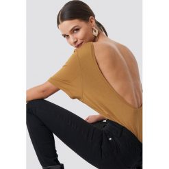 NA-KD T-shirt z odkrytymi plecami - Beige. Brązowe t-shirty damskie NA-KD, bez wzorów, z materiału, klasyczne, z klasycznym kołnierzykiem. Za 52,95 zł.