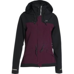 Pearl Izumi VERSA BARRIER Kurtka hardshell black/potent purple. Czarne kurtki sportowe damskie marki Pearl Izumi, s, z elastanu. W wyprzedaży za 439,20 zł.