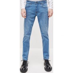 Spodnie jeansowe slim - Niebieski. Niebieskie spodnie męskie Reserved, bez wzorów, z jeansu. W wyprzedaży za 49,99 zł.