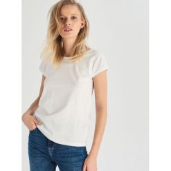 T-shirt z bawełny organicznej - Biały. Białe t-shirty damskie Sinsay, s, bez wzorów, z bawełny, bez kołnierzyka. W wyprzedaży za 9,99 zł.