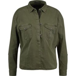 Bluzki asymetryczne: Scotch & Soda GARMENT DYED WITH ARMY DETAILING Bluzka military green