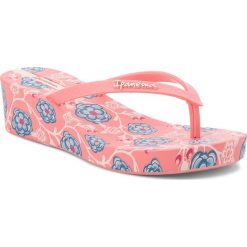 Japonki IPANEMA - Floral Plat Fem 82284 Pink/Pink/Blue 21444. Różowe klapki damskie marki Ipanema, bez wzorów, z tworzywa sztucznego, bez obcasa, na obcasie. Za 109,99 zł.