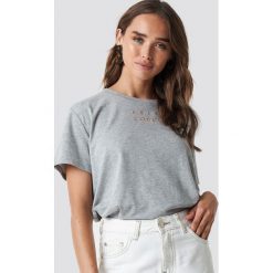 NA-KD Trend T-shirt oversize Loudly - Grey. Szare t-shirty damskie marki NA-KD Trend, z nadrukiem, klasyczne, z okrągłym kołnierzem. W wyprzedaży za 36,47 zł.