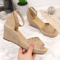 Sandały damskie espadryle na koturnie beżowe eVento - beżowy. Brązowe espadryle damskie eVento, bez wzorów, bez obcasa, na koturnie, bez zapięcia. Za 99,99 zł.