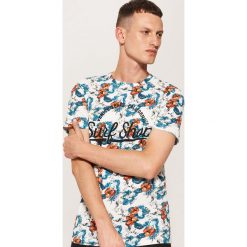 T-shirt w tropikalne kwiaty - Kremowy. Białe t-shirty męskie House, l, w kwiaty. W wyprzedaży za 29,99 zł.