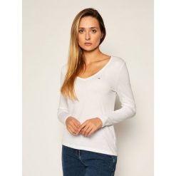 Bluzka Tommy Jeans Embroidery DW0DW09101. Białe bluzki damskie Tommy Jeans, l, bez wzorów, z jeansu, bez kołnierzyka, bez rękawów. Za 179,00 zł.