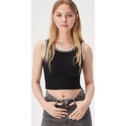 Crop top z lamówkami w paski - Czarny. Czarne topy damskie Sinsay, s, w paski, bez kołnierzyka. W wyprzedaży za 9,99 zł.