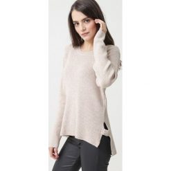 Beżowy Sweter Shicho. Brązowe swetry damskie Born2be, s, bez wzorów, z dzianiny, bez rękawów, bez kaptura. Za 79,99 zł.
