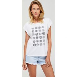 Bawełniany t-shirt z nadrukiem. Białe bluzki damskie Moodo, s, z nadrukiem, z bawełny, klasyczne, z okrągłym kołnierzem, z krótkim rękawem. Za 34,99 zł.